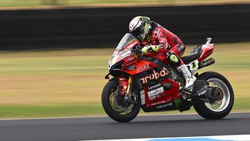 Álvaro Bautista rueda en Phillip Island, en los primeros entrenamientos libres de la temporada de Superbike.