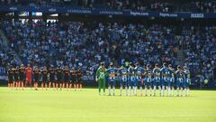 Jugadores del Espanyol y del Valencia, en el partido de la primera vuelta.