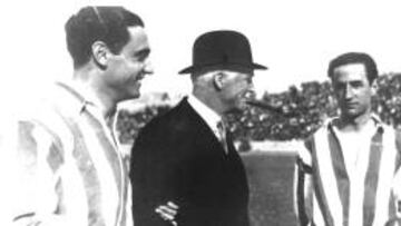 El entrenador de fútbol conocido como Mr. Pentland, durante un partido.