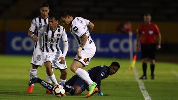 GRAF4500. QUITO (ECUADOR), 02/04/2019.- Oscar Opazo (i) y Gabriel Suazo (2-i) de Colo Colo en acción ante Jason Chalá (d) de Universidad Católica hoy, martes, durante su juego de la Copa Sudamericana entre Universidad Católica y Colo Colo, en el Estadio Olímpico de Atahualpa, en Quito (Ecuador). EFE/ José Jácome