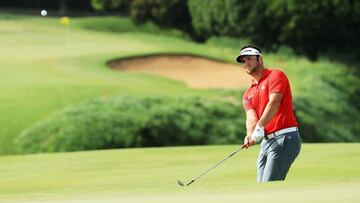 Jon Rahm, ejecuta uno de sus golpes en el noveno hoyo.
