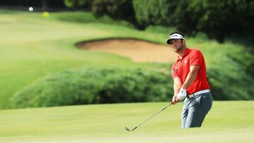 Jon Rahm, ejecuta uno de sus golpes en el noveno hoyo. 