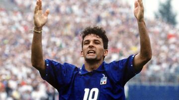 El brillante atacante italiano que encontró el éxito tanto con la Juventus, Milán e Inter de Milán. Sin embargo, fue con la selección donde se volvió leyenda con un subcampeonato y un tercer sitio en sus participaciones en la Copa del Mundo. Fue elegido Balón de Oro en 1993.