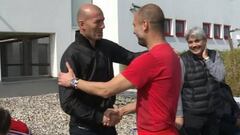 Zidane saluda a Guardiola en marzo de 2015.