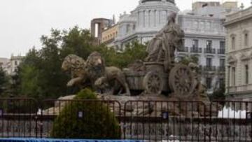 <b>YA ESTÁ VALLADA. </b>Cibeles respiraba tranquilidad ayer, aunque ya había valla por si hay alirón.