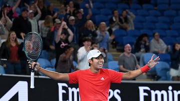Learner Tien celebra su victoria contra Daniil Medvedev en el Open de Australia.