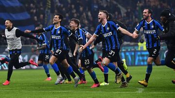 Los jugadores del Inter celebran la victoria en el derbi de Mil&aacute;n.