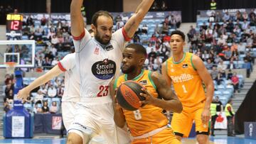 Santiago de Compostela. 23/04/2023. El escolta dominicano del Real Betis, Jean Claudio Montero (d), con el balón ante el jugador canadiense de Obradoiro, Philip Scrubb, durante el encuentro correspondiente a la fase regular de la ACB disputado hoy domingo en el Multiusos de Sar en Santiago de Compostela. EFE/Xoán Rey.
