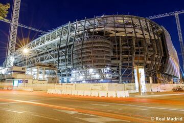 Las obras de remodelación del estadio del Real Madrid siguen a buen ritmo y encaran la recta final para su estreno la próxima temporada. 