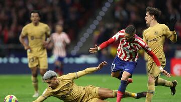 Araújo, ante Carrasco, con Gavi de fondo.