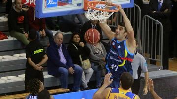 Giorgi Shermadin machacaante Royce O'Neale.