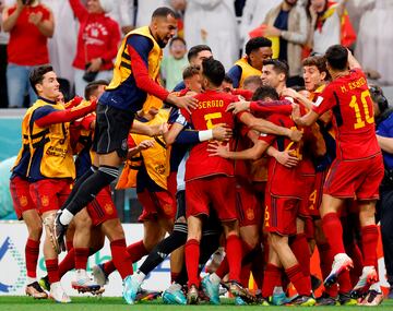 1-0. Los jugadores de la selección española se abrazan con Álvaro Morata para celebrar el primer tanto del delantero madrileño.
