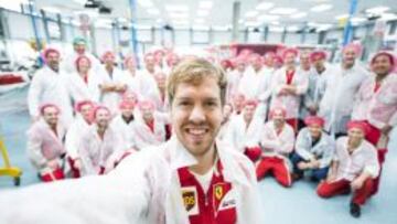 Vettel haci&eacute;ndose un selfie en Maranello.