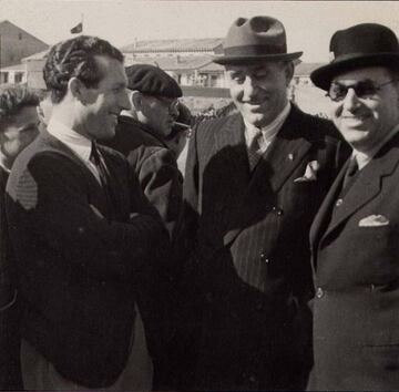 El presidente Mariano Lasala, en medio de Tomás Arnanz, entrenador del filial Atlético Zaragoza, y del directivo Martínez.