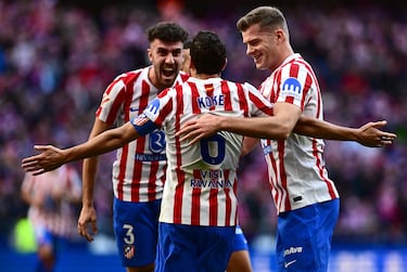 Matteo Ruggeri y Alexander Sorloth felicitan a Koke tras el gol del centrocampista español.