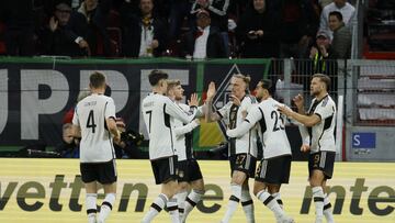 Mainz (Germany), 25/03/2023.- Germany's Niklas Fuellkrug (R) celebrates with teammates after scoring the 2-0 goal during the international friendly soccer match between Germany and Peru in Mainz, Germany, 25 March 2023. (Futbol, Amistoso, Alemania) EFE/EPA/RONALD WITTEK
