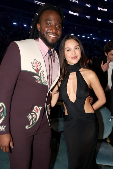 Shaboozey y Olivia Rodrigo durante la gala de los Premios Grammys 2025 celebrados en Los Ángeles.