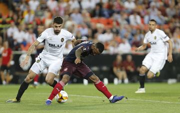 1-2. Alexandre Lacezette marcó el segundo gol.