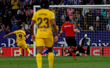 0-3. Centro raso de Raphinha al segundo al palo donde se encuentra Robert Lewandowski para empujar el balón al fondo de la portería perica. Doblete del delantero polaco.