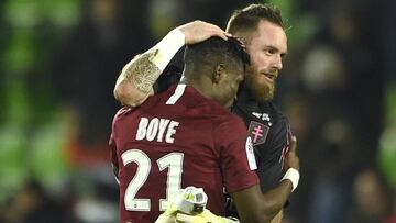Metz' French Algerian goalkeeper Alexandre Oukidja (R) celebrates with Metz' Ghanean defender John Boye (L) after winning the French L1 football match between Metz (FC Metz) and NxEEmes (NxEEmes Olympique) at Saint Symphorien stadium in Longevil