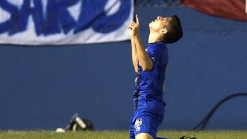 Venezuela's Zulia player Jefferson Savarino (L) celebrates a goal against Uruguay's Nacional during their Libertadores Cup football match at the Parque Central stadium in Montevideo on March 15, 2017. / AFP PHOTO / MIGUEL ROJO