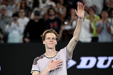 Jannik Sinner agradece al público, reunido en la Rod Laver Arena de Melbourne, sus vítores tras su triunfo en el Open de Australia.