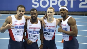 Luke Lennon-Ford, Nigel Levine, Jamie Bowie y Conrad Williams celebran la medalla de plata de Reino Unido en el relevo 4x400 de los Mundiales Indoor de Sopot 2014. 