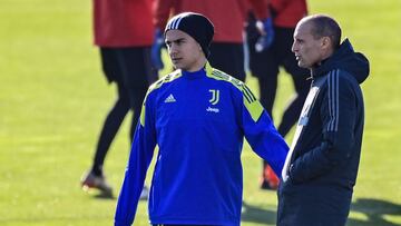 Dybala, junto a Allegri en un entrenamiento de la Juventus.