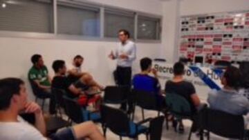 Manuel Quintanar, impartiendo la charla al Recreativo.