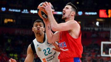 Nando De Colo lanza ante el Real Madrid.