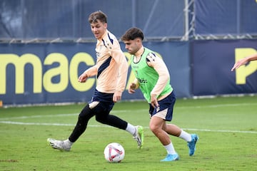 Óscar Melendo junto a Iván Alejo en el entrenamiento del miércoles en la Ciudad Deportiva Bahía de Cádiz.