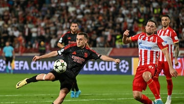 Aktürkoglu remata a puerta ante el Estrella Roja.