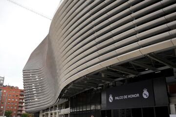 La pelota vuelve a rodar en el feudo blanco tras unas jornadas jugando fuera de casa. Los blancos reciben al Getafe con el nuevo aspecto del Bernabéu como protagonista.