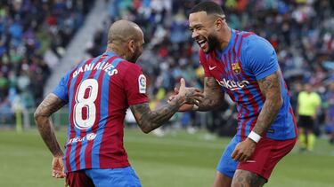 ELCHE, 06/03/2022.- El delantero neerlandés del FC Barcelona Memphis Depay celebra tras transformar un penalti con el defensa brasileño Dani Alves, durante el partido de la jornada 27 de Liga en Primera División, que Elche y FC Barcel