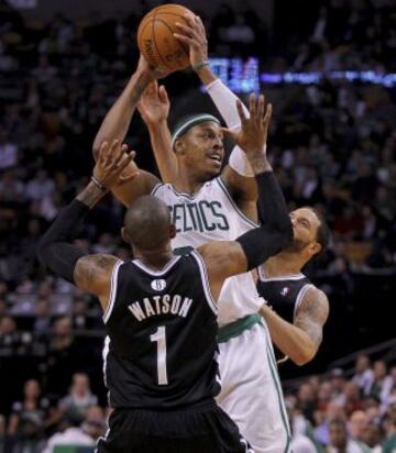 Paul Pierce de los Celtics intenta proteger el balón.