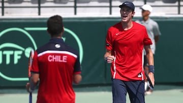 STO01. SANTO DOMINGO (REP&Uacute;BLICA DOMINICANA), 04/02/2017.- Los tenistas chilenos de Copa Davis Nicol&aacute;s Jarry (d) y Hans Podlipnik (i) celebran tras derrotar en dobles a la dupla dominicana de Jos&eacute; Hern&aacute;ndez y Roberto Cid hoy, s&aacute;bado 4 de febrero de 2017, por la primera ronda del Grupo 1 de la Zona Americana de Copa Davis, en Santo Domingo (Rep&uacute;blica Dominicana). Chile gan&oacute; 6-2, 6-4 y 6-3, y su rival en la segunda ronda ser&aacute; Colombia, del 7 al 9 de abril en Medell&iacute;n. EFE/ Orlando Barr&iacute;a