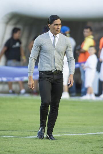 La carrera como entrenador no inició en Pumas. De hecho, el gatillero arrancó su vida en el banquillo en la primera división de Cataluña con FC Sant Cugat, equipo al que dirigió hasta que se anunció su llegada al club universitario.