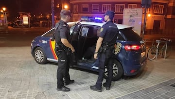 Valencia.- Sucesos.- Detenido un joven en València.
Dos agentes de Policía Nacional en València.