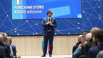 Demetrio Albertini, en una reunión con entrenadores italianos.