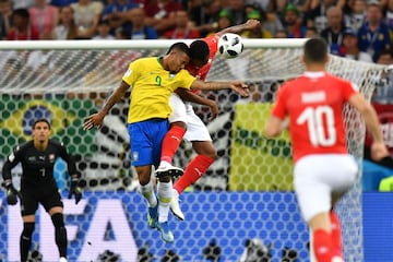 Gabriel Jesús con Manuel Akanji.