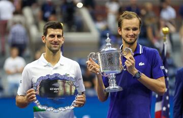 Después del golpe anímico encajado en los Juegos Olímpicos, Djokovic todavía disponía de la oportunidad de completar el Grand Slam en un año natural. El premio que estaba en juego en el US Open era doble, ya que de alzar el título desempataría con Nadal y Federer como el más grande de todos los tiempos en lo referente a majors. En la final volvía a cruzarse Medvedev en su camino, como ocurriese a principios de año en el Open de Australia. Pero Nueva York no fue Melbourne. Tampoco dio la misma versión Medvedev, que llegaba en una forma extraordinaria y con mucha más experiencia. Por el contrario, al de Belgrado se le agotaba la gasolina después de un año extenuante, por lo que acabó derrotado y entre lágrimas ante la solvencia del ruso: triple 6-4 en 2 horas y 15 minutos.