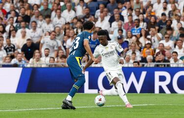 Tarde de golazos en el Bernabéu. Esta vez quiso apuntarse Mbappé, que sigue imparable. Jugó Vinicius para el crack francés, que desde fuera del área soltó un tremendo derechazo ajustadísimo al palo corto, abajo, imparable para Dmitrovic. Brutal.