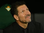 SEVILLA, 05/02/2026.- El entrenador del Atlético de Madrid, Diego Simeone, durante el partido de cuartos de final de la Copa del Rey que Real Betis y Atlético de Madrid disputan este jueves en el estadio de La Cartuja, en Sevilla. EFE/Raúl Caro