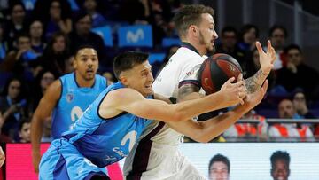 GRAF9219. MADRID, 26/01/2020.- El base serbio de estudiantes, Aleksa Avramovic (i), disputa el balón ante el jugador estadounidense de Unicaja, Josh Adams, durante el encuentro correspondiente a la fase regular de la ACB que disputan esta tarde en el WiZink Center de Madrid. EFE / Juan Carlos Hidalgo.