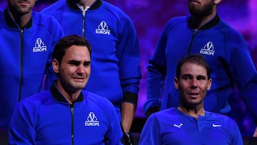 El tenista suizo Roger Federer y e espa?ol Rafa Nadal juntan sus manos durante la despedida al tenista suizo en la Laver Cup.