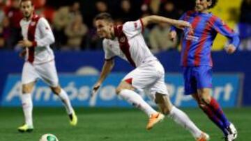 El centrocampista del Rayo Vallecano Saúl Ñíguez intenta alcanzar un balón ante el centrocampista Pedro Ríos.