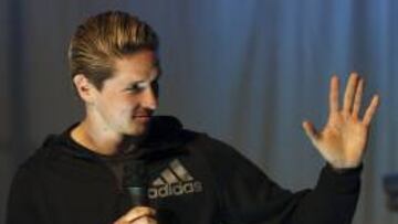 El jugador del Atlético de Madrid Fernando Torres durante su intervención en la inauguración de una nueva tienda de Adidas en la Gran Vía madrileña.