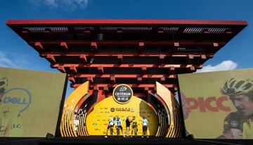 Ciclistas en el podio de la segunda edici¨®n del Tour de Francia en China que se celebr¨® en la ciudad de Shangh¨¢i.