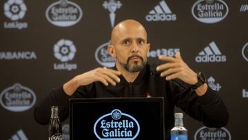 El entrenador del Celta, Miguel Cardoso, gesticula durante una rueda de prensa en Bala&iacute;dos. 