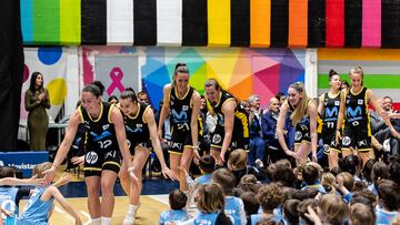 Las jugadoras del Movistar Estudiantes saludan a los niños y niñas de la cantera en la foto de la cantera.